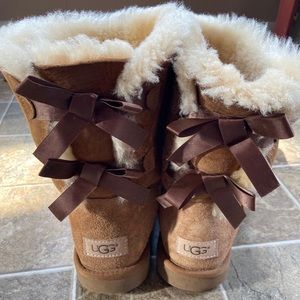 Women’s Bailey bow uggs size 9